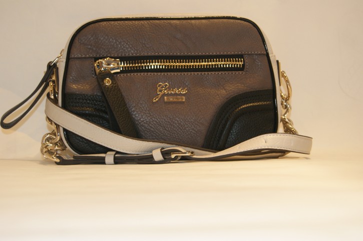 GUESS DARK SIDE CROSSBODY CAMERA BAG FARBE TAUPE MULTI